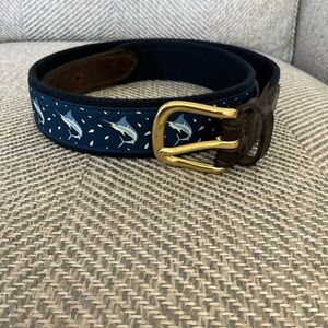 Mens VINEYARD VINES shark canvas belt.